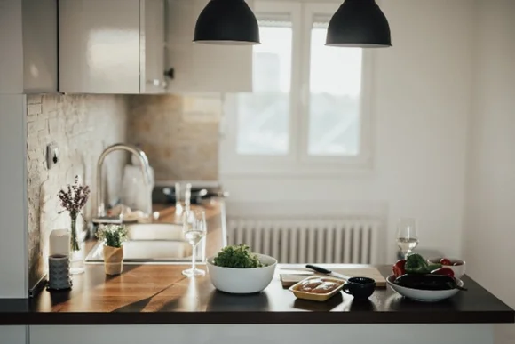 Zutaten und Messer auf Küchentheke